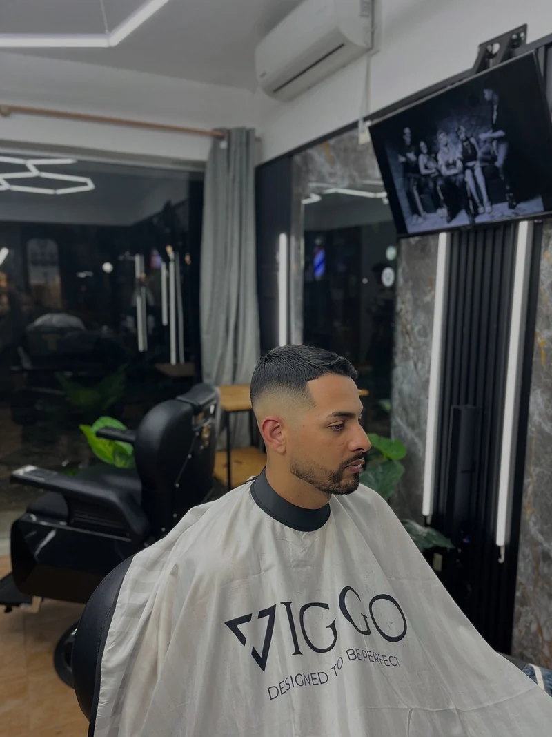 Corte masculino y barba perfilada en CARB, con el rostro completo visible