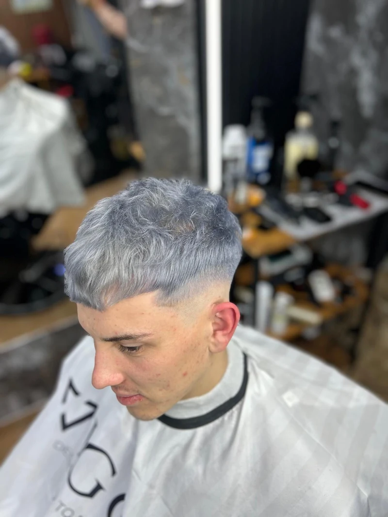 Coloración en tono plata con degradado lateral realizada en CARB