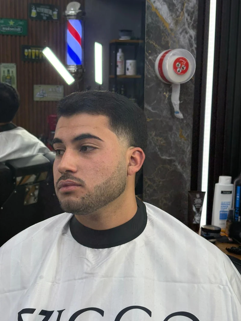 Corte masculino con textura y barba realizado en CARB